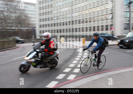 Radfahrer und Motorroller in einem Kreisverkehr in London, England Stockfoto