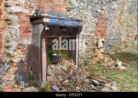 Innere des gebrochenen Haus Destroyed in Oradour Sur Glane in französischen Limousin Stockfoto