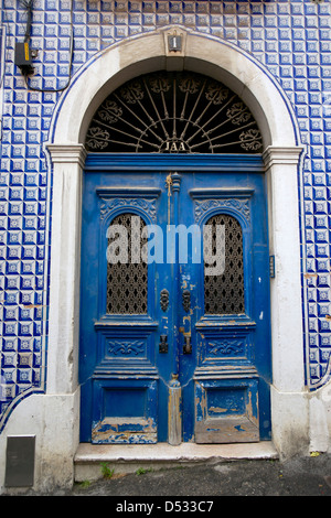 Alten blaue Türen auf ein Gebäude mit einer keramischen geflieste Fassade im Lissabon. Stockfoto