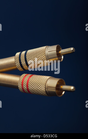 Audio-Cinchkabel in schwarzem Hintergrund Stockfoto