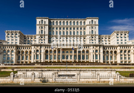 Der Parlamentspalast, das zweitgrößte Gebäude der Welt, gebaut von Diktator Ceausescu in Bukarest, Rumänien Stockfoto