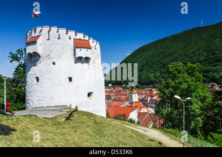 White Tower-Bastion wurde im Mittelalter zum Schutz der Festung Kronstadt halbrunde Form errichtet. Siebenbürgen, Rumänien Stockfoto