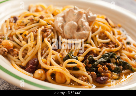 Afghanische Spaghetti mit Fleisch, Bohnen und Joghurt: Aush Stockfoto