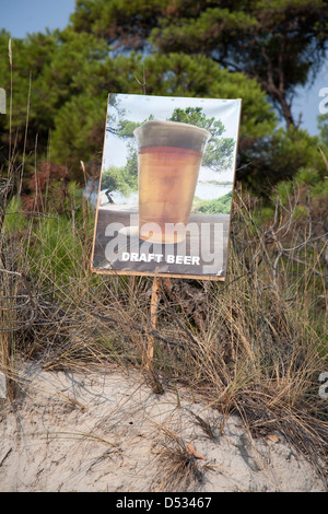 Vourvourou, Griechenland, wirbt ein Plakat für Bier vom Fass Stockfoto