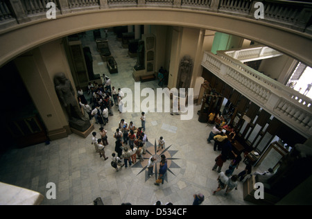 Ägypten, Kairo, Ägyptisches Museum, Touristen an Exponaten. Stockfoto