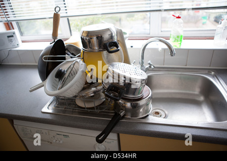 Links auf die Abtropffläche abwaschen. Stockfoto