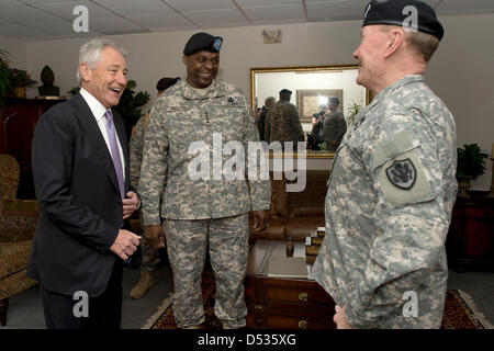 US-Verteidigungsminister Chuck Hagel lacht mit General Lloyd Austin (Mitte) und Joint Chiefs General Martin Dempsey, nachdem das US Central Command ändern des Befehls McDill Air Force Base. Hagel sprach bei der Zeremonie in der General James Mattis Befehl General Lloyd Austin aufgegeben. Stockfoto
