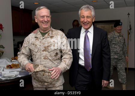 US-Verteidigungsminister Chuck Hagel lacht sich mit General James Mattis nach dem US Central Command Wechsel der Befehl McDill Air Force Base. Hagel sprach bei der Zeremonie in der General James Mattis Befehl General Lloyd Austin aufgegeben. Stockfoto