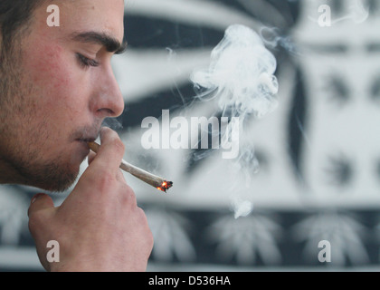 Ein junger Mann Rauchen eines Joints cannabis Stockfoto