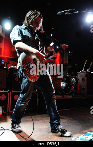 BARCELONA, Spanien - MAR-28: Feeder Band führt auf Bikini am 28. März 2011 in Barcelona, Spanien. Stockfoto