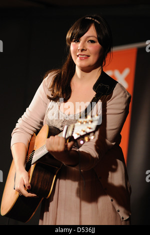 BARCELONA, Spanien - 29 MAR: Alondra Bentley führt auf La Pedrera am 29. März 2011 in Barcelona, Spanien. Stockfoto