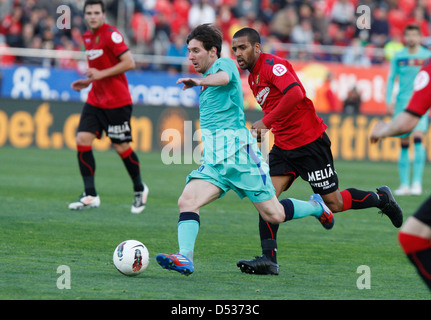 Fußball-Spieler Barcelonas Lionel Messi steuert den Ball während des Spiels Stockfoto