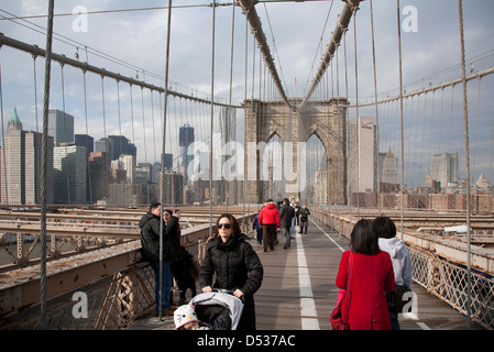 New York City, Vereinigte Staaten, Menschen auf der Brooklyn Bridge Stockfoto