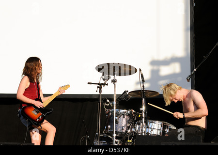 BARCELONA, Spanien - 25 JUN: Blood Red Shoes Band führt auf Universidad Complutense am 25. Juni 2011 in Madrid, Spanien. Stockfoto