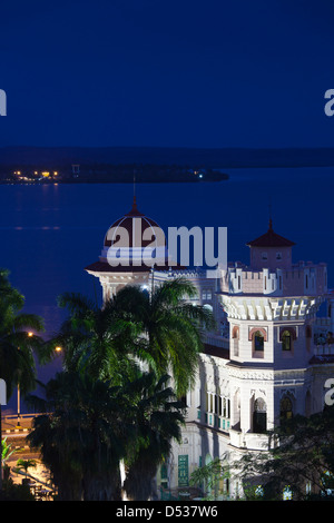 Kuba, Cienfuegos Provinz, Cienfuegos, Punta Gorda, Palacio de Valle, ehemalige Zucker Baron Mansion, erhöhten Blick, Dämmerung Stockfoto