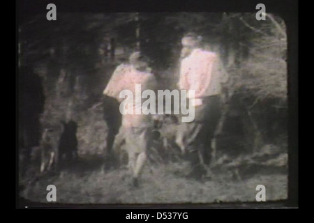 Dieses Foto aus den 1930er Jahren zeigt afroamerikanische Arbeiter, die Felder auf der Luna Plantation in Leon County, Florida pflügen. Es erfasst die landwirtschaftliche Arbeit und das Familienleben auf der Plantage, einschließlich Kinder- und Wachteljagd. Stockfoto