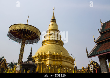 goldene Chedi ist ein wichtiger Ort der Anbetung, Phra, dass Hariphunchai Stockfoto