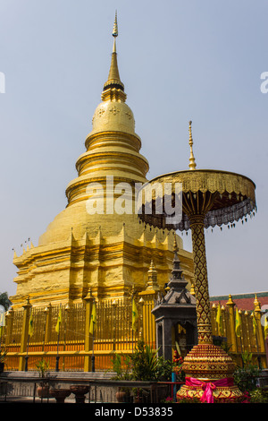 goldene Chedi ist ein wichtiger Ort der Anbetung, Phra, dass Hariphunchai Stockfoto