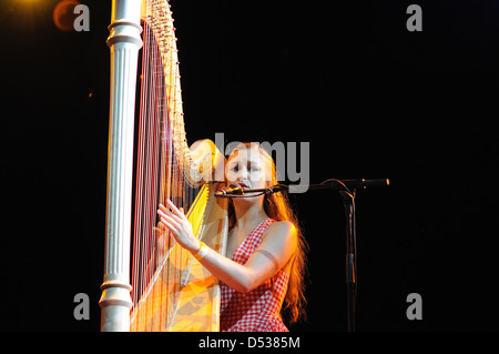 BARCELONA, Spanien - 28 Juli: Joanna Newsom Band führt auf Poble Espanyol am 28. Juli 2011 in Barcelona. Stockfoto