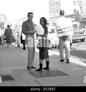 In der Bürgerrechtsbewegung führten afroamerikanische Frauen eine Boykott- und Pflückkampagne gegen Geschäfte in der Innenstadt von Tallahassee, Florida, durch die sie sich für Gleichberechtigung und soziale Gerechtigkeit einsetzten. Stockfoto