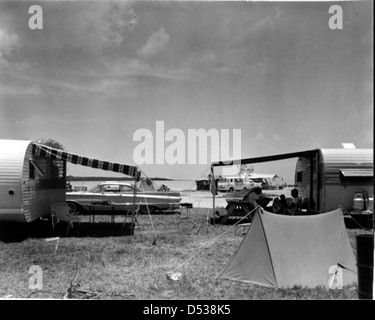 Campingplätze auf dem Knights Key Park Campground in Marathon, Florida, bieten Outdoor-Freizeitmöglichkeiten in den Florida Keys mit Campingplätzen, Wohnwagen und Blick auf das Wasser. Stockfoto