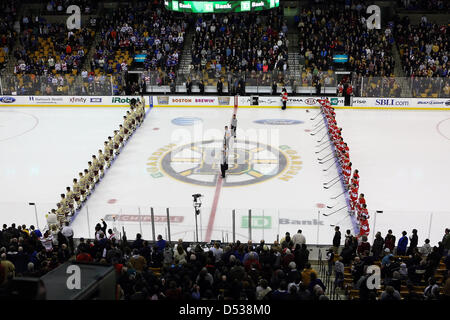 22. März 2013 - Boston, Massachusetts, USA - Boston College Eagles und Boston Universität Terriers während die Nationalhymne vor der Hockey East Halbfinale Spiel im TD Garden. Anthony Nesmith/CSM Stockfoto