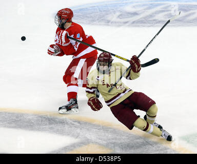 22. März 2013 - Boston, Massachusetts, USA - Boston College Eagles nach vorne, was, die Johnny Gaudreau (13) kollidiert, mit Boston Universität Terriers weiterleiten Danny O'Regan (10) in der ersten Phase der Hockey East Halbfinale Spiel zwischen der Boston Universität Terriers und Boston College Eagles im TD Garden. Anthony Nesmith/CSM Stockfoto