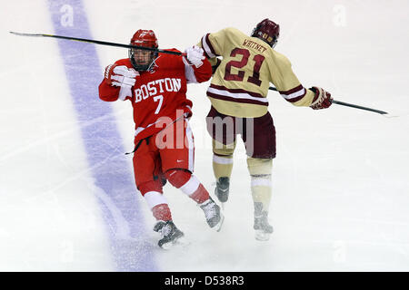 22. März 2013 - Boston, Massachusetts, überprüft USA - Boston College Eagles vorwärts Steven Whitney (21) Boston Universität Terriers vorwärts Cason Hohmann (7) während der zweiten Periode der Hockey East Halbfinale Spiel zwischen der Boston Universität Terriers und Boston College Eagles im TD Garden. Anthony Nesmith/CSM Stockfoto