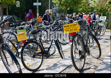 Berlin, Deutschland, Fahrräder für Stadtführungen in der Bernauer Straße Stockfoto