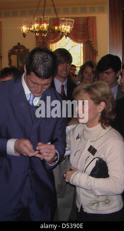 Tim Tebow Unterzeichnung ein Autogramm für Michelle Rehwinkel Vasilinda: Tallahassee, Florida, USA Stockfoto