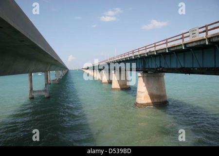 Ein Vergleich der neuen und alten Seven Mile Bridge, die Teil des Florida Keys Overseas Highway sind. Das Bild zeigt die historische und moderne Infrastruktur, die die Florida Keys verbindet. Stockfoto