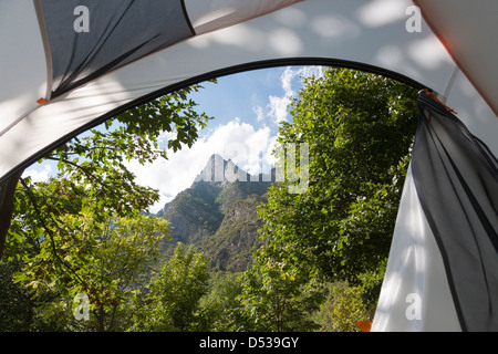 Campingplatz in der Nähe von Dorf Benasque in den spanischen Pyrenäen - Huesca, Aragon, Spanien Stockfoto