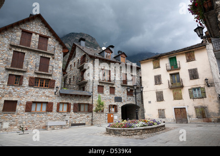 Plaza Sancho im Dorf Benasque in den spanischen Pyrenäen - Huesca, Aragon, Spanien Stockfoto