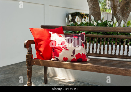 Terrasse im Freien sind mit schönen Bank bei Sonnenuntergang Stockfoto