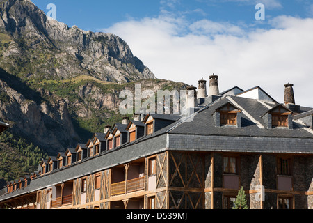 Typischen Dachlinie im Dorf Benasque in den spanischen Pyrenäen - Huesca, Aragon, Spanien Stockfoto