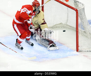 22. März 2013 - Boston, Massachusetts, bringt USA - Boston Universität Terriers forward Matt Lane (23) den Puck vorbei Boston College Eagles Torhüter Parker Milner (35) in der zweiten Periode der Hockey East Halbfinale Spiel zwischen der Boston Universität Terriers und Boston College Eagles im TD Garden. Anthony Nesmith/CSM Stockfoto