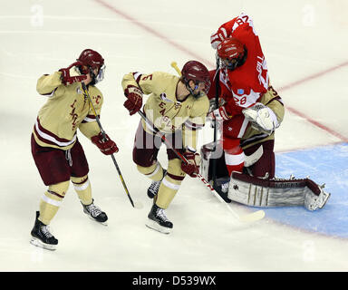 22. März 2013 - Boston, Massachusetts, USA - Boston Universität Terriers vorwärts Sahir Gill (28), mit Boston College Eagles Torhüter Parker Milner (35) in der zweiten Periode der Hockey East Halbfinale Spiel zwischen der Boston Universität Terriers und Boston College Eagles im TD Garden verheddert. Anthony Nesmith/CSM Stockfoto