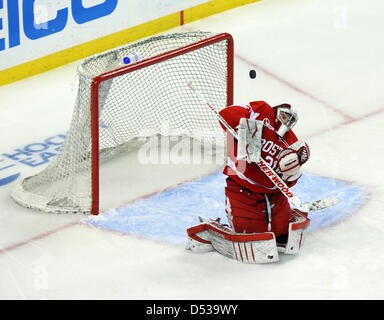 22. März 2013 - Boston, Massachusetts, blockt USA - Boston Universität Terriers Torhüter Sean Maguire (31) den Schuß ab während der Hockey East Halbfinale Spiel zwischen der Boston Universität Terriers und Boston College Eagles im TD Garden. Anthony Nesmith/CSM Stockfoto