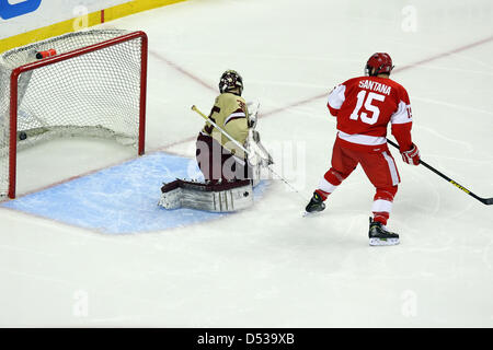 22. März 2013 - betrachten Sie Boston, Massachusetts, USA - Boston Universität Terriers vorwärts Ryan Santana (15) und Boston College Eagles Torhüter Parker Milner (35) den Puck auf der Rückseite das Netz während der Hockey East Halbfinale Spiel zwischen der Boston Universität Terriers und Boston College Eagles im TD Garden. Anthony Nesmith/CSM Stockfoto