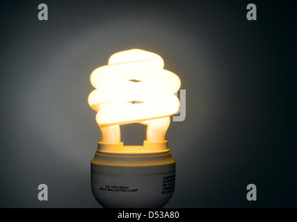 Warme Farbe niedriger Wattzahl selbst ballastiert Fluorescent Light Bulb Stockfoto