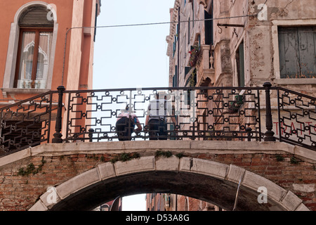 Gondolieri entspannend auf einer Brücke in Venedig, Italien Stockfoto