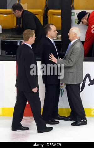 22. März 2013 - besiegt Boston, Massachusetts, USA - Boston Universität Terriers Cheftrainer Jack Parker nach Boston University gratulierte ist Boston College in der Hockey East Halbfinale Spiel im TD Garden. Boston University besiegt Boston College 6-3 und Forderungen an das WM-Spiel. Anthony Nesmith/CSM Stockfoto