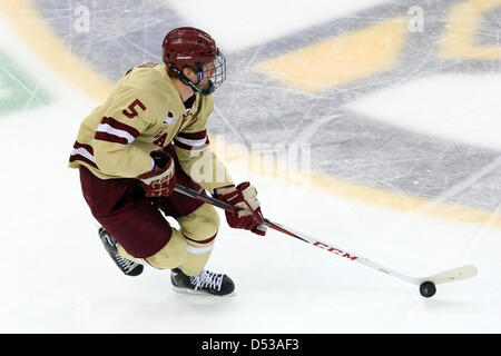 22. März 2013 - Boston, Massachusetts, USA - Boston College Eagles Verteidiger Michael Matheson (5) mit dem Puck in der Hockey East Halbfinale Spiel zwischen der Boston Universität Terriers und Boston College Eagles im TD Garden. Boston University besiegt Boston College 6-3 und Forderungen an das WM-Spiel. Anthony Nesmith/CSM Stockfoto