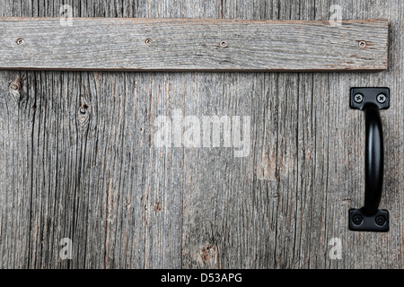 Distressed rustikale Scheune Holztür mit Griff als strukturierten Hintergrund Stockfoto