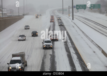 Autobahn-Verkehr nach einem schweren Schneesturm im Winter in Ontario, Kanada Stockfoto