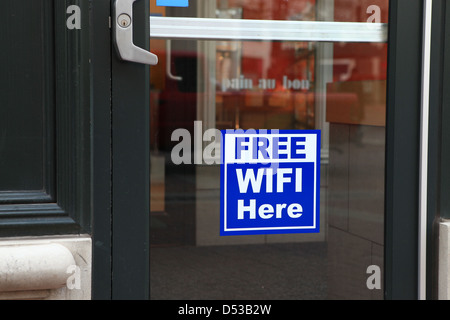 Kostenlose WIFI Zeichen auf eine Tür zu einem Restaurant in Indianapolis, Indiana, USA Stockfoto