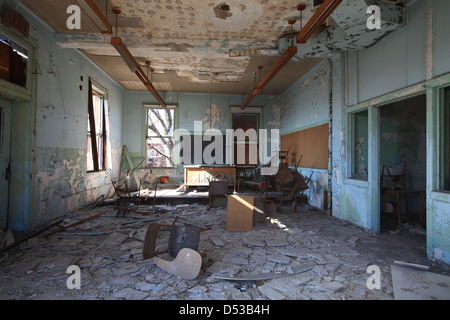 Innenraum einer verlassenen Krankenpflege-Schule in Detroit, Michigan Stockfoto