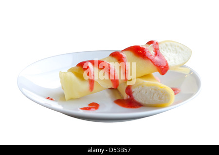 Dessert mit Erdbeeren-Sirup und Sahne, Pfannkuchen Rolle auf weißem Hintergrund Stockfoto