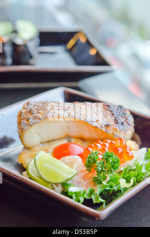 frischer Salat mit Fisch-Ei und japanische gegrillte Kabeljau Stockfoto