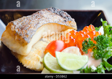 frischer Salat mit Fisch-Ei und japanische gegrillte Kabeljau Fisch auf Teller Stockfoto